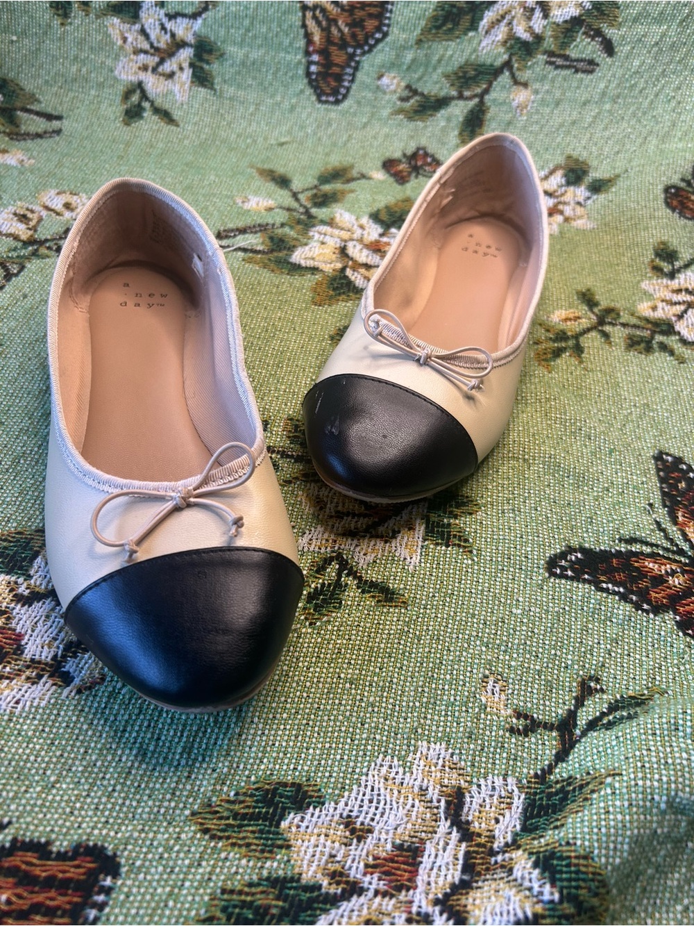 A New Day Pleather Colorblock Ballet Flats Cream and Black with Bow Women’s S 6